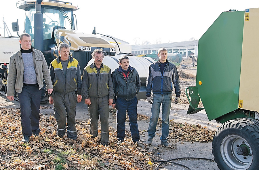 В агрофірмі «Маяк» працюють кваліфіковані механізатори на сучасній техніці. Фото Олега ГАНІНА